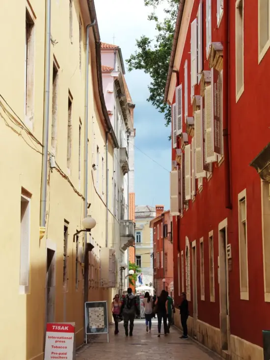 alley-2899989_1920-550x733